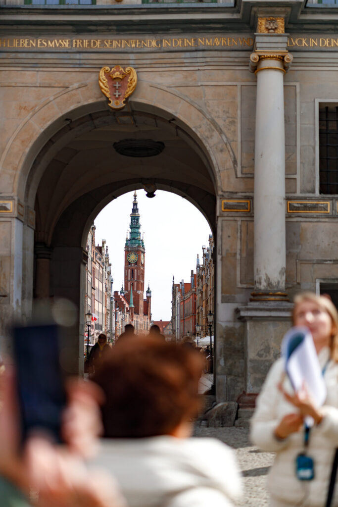 Widok na wieżę Kościoła Mariackiego przez Złotą Bramę.