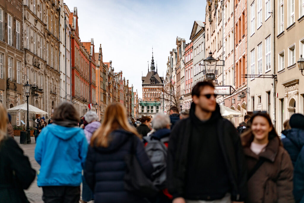 Tłum luczi idących Drogą Królewską w Gdańsku.